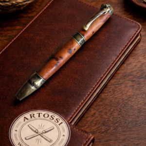 Handgefertigter Kugelschreiber aus gestockter Rosskastanie mit Pferdemotiv – Unikat | ARTOSSI Woodcraft