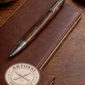 Handgefertigter Kugelschreiber aus Wüsteneichenholz mit Hundemotiv – Unikat | Artossi Woodcraft