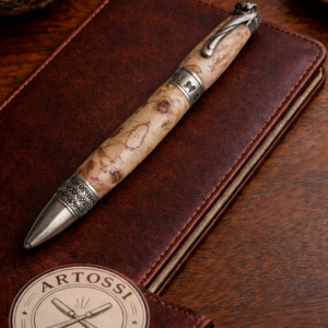 Handgefertigter Kugelschreiber aus heller gestockter Rosskastanie – Katzenmotiv – Unikat | Artossi Woodcraft